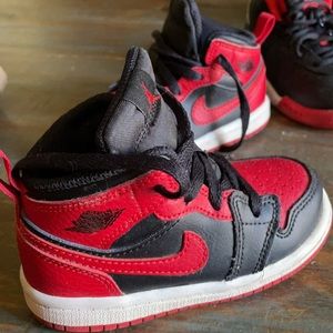 Black n red Jordan’s infant size 7